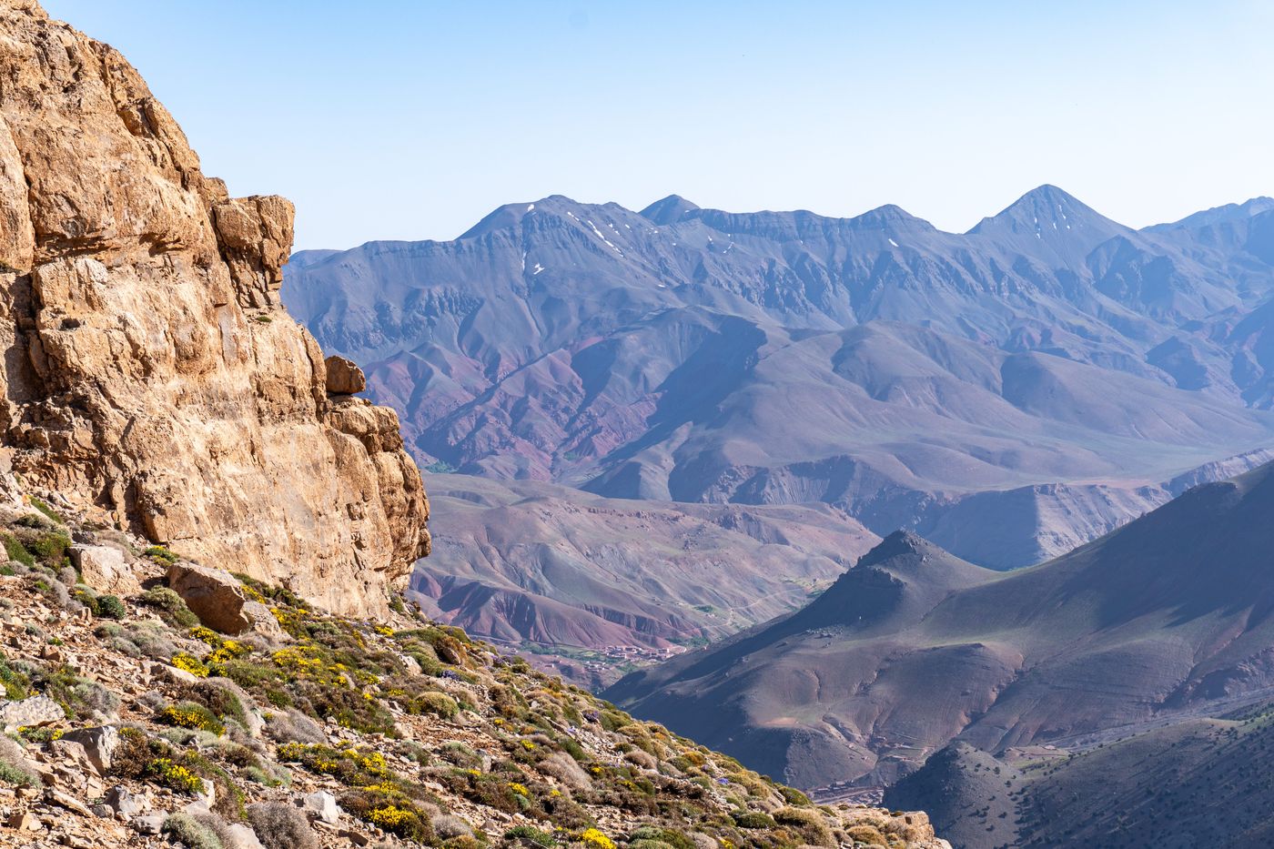Le début de la descente, la verdure au loin témoigne de l'oued Tassaout, qui coule toute l'année en fond de vallée.