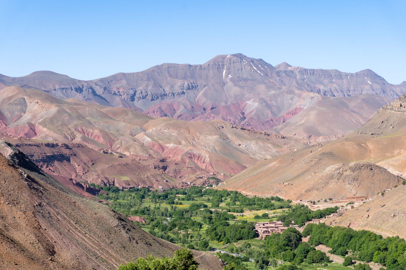 La verdure de la vallée qui contraste avec l'aridité des montagnes alentour
