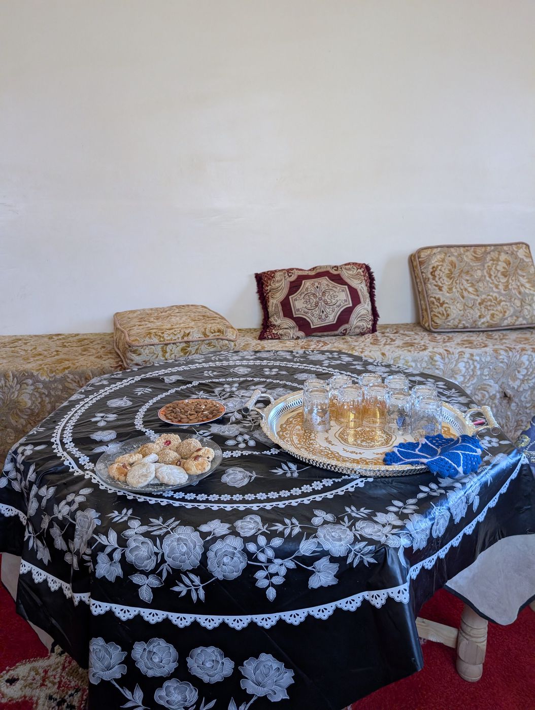 Dans une maison marocaine.